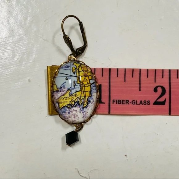 NEW without TAGS drop earrings with map of Newport, RI - Picture 5 of 6